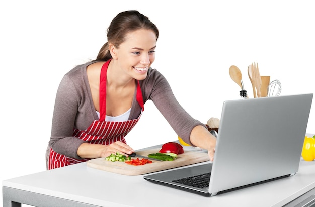 Uczestnik warsztatów gotuje